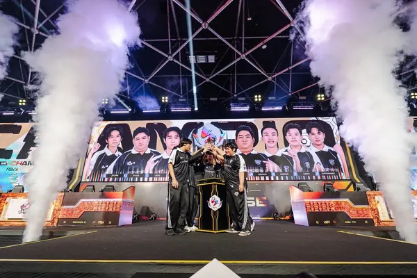 Leon  ganó la final de siete juegos de Tailandia y eligió el puesto de M8 Wild Card